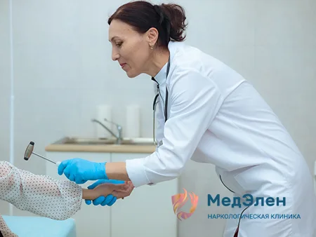 Врач с молоточком